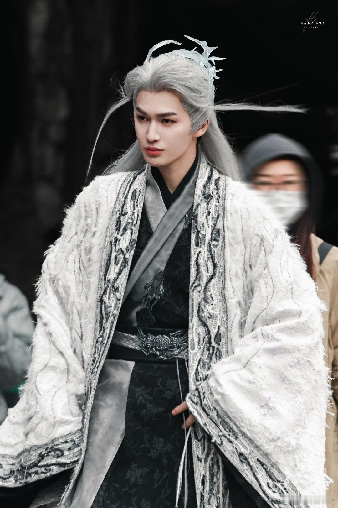 朱正廷虽然进妆奥特曼，但面具之下是一张帅脸这是朱正廷吗