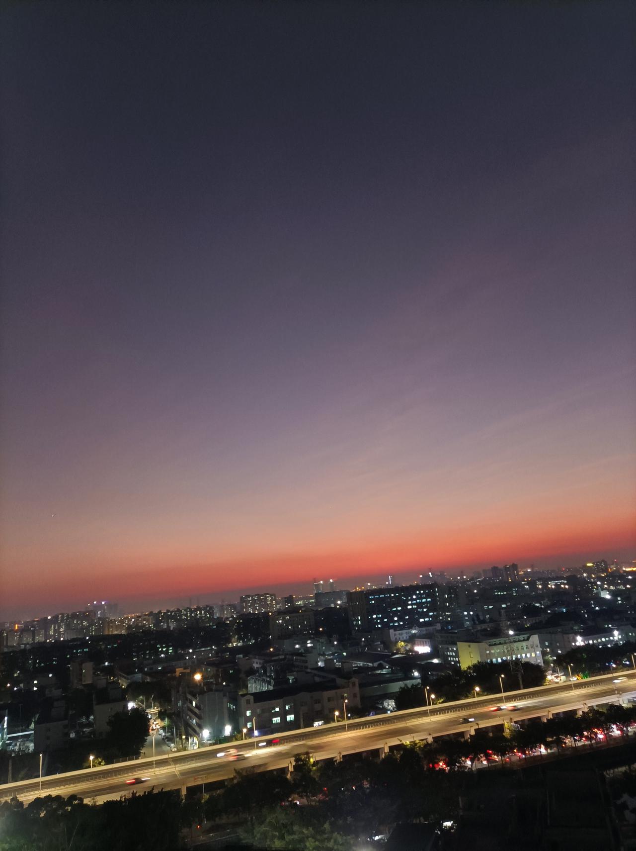 我拍到的落日瞬间昨天晚上在阳台上拍到的落日夕阳！