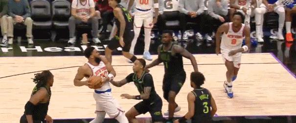 隔着屏幕都能听到声音。
唐斯欧洲步抛投？
锡安从斜刺里杀出，一掌扇飞——像排球扣