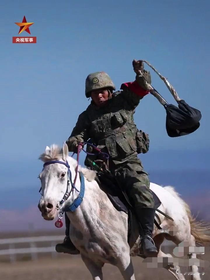 现在居然还有骑兵，央视军事频道近日发布视频，报道了某部骑马练兵的场景，看的热血沸