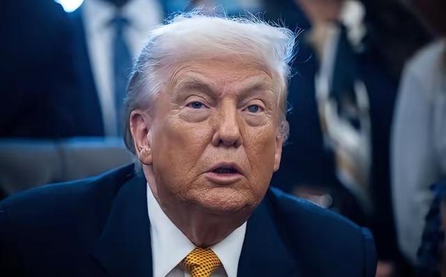 特朗普面对这39万亿的美债想出一个好办法，钱自己是还不上了，但是自己可以把这个债