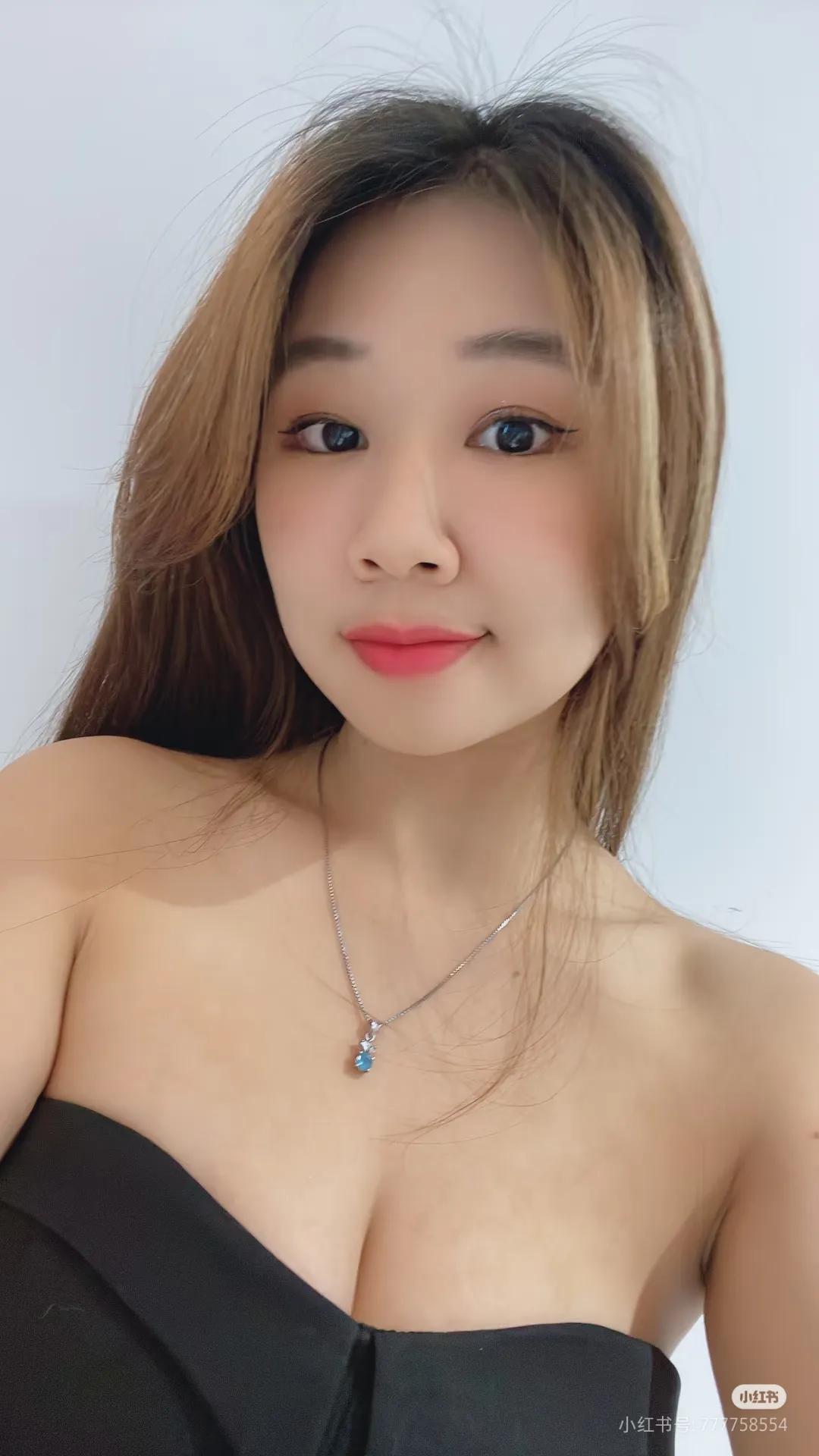 话说大马近几年就推出了许多样靓身材正的新晋博主，而向日葵就是其中之一。凭借着出众