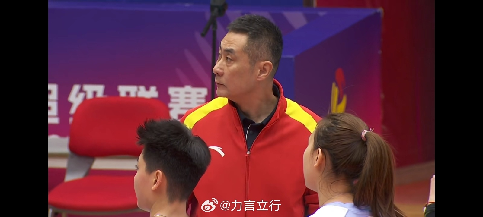 中国女排排超联赛 第二局山东女排25比20天津女排，前面两队还咬的挺焦灼的，然后