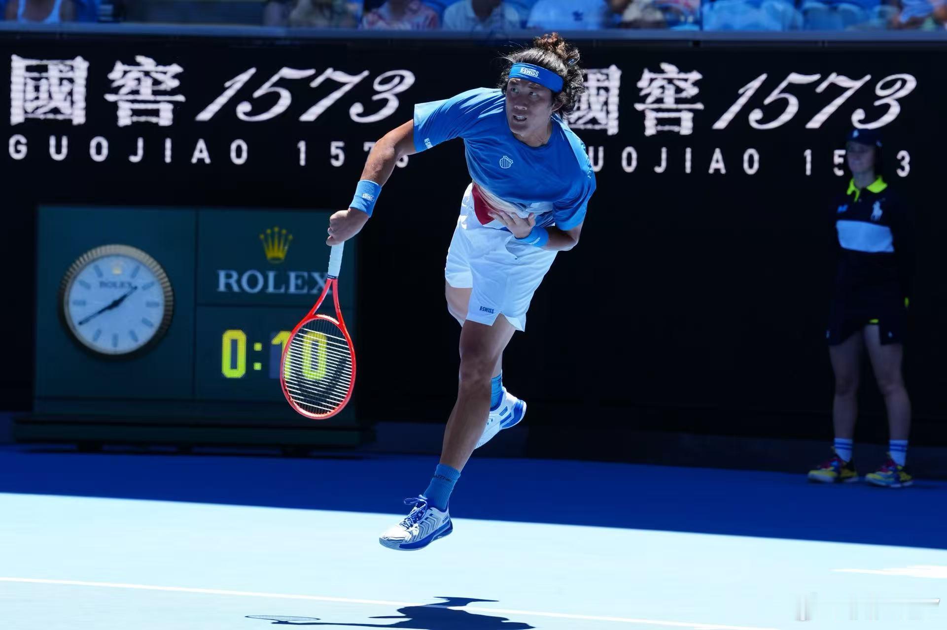 张之臻vs塞伦多洛 目前ZZZ两盘落后。来三张图，分别是发球、正手和上网，都没球