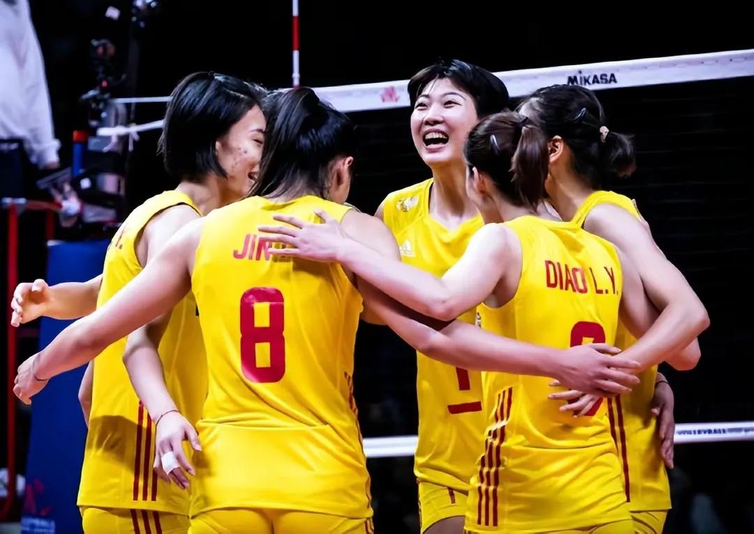 王芸路“神奇一脚”防守起球，李盈盈顺势得分，土耳其女排姑娘看懵没反应过来，这个精