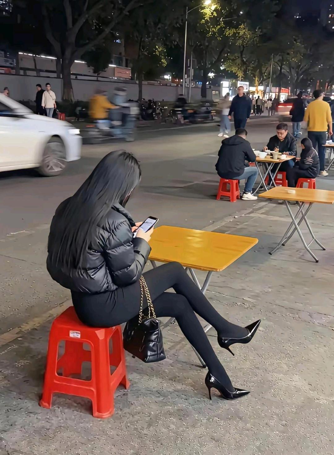 月薪一万去追她，成功的几率有多高？