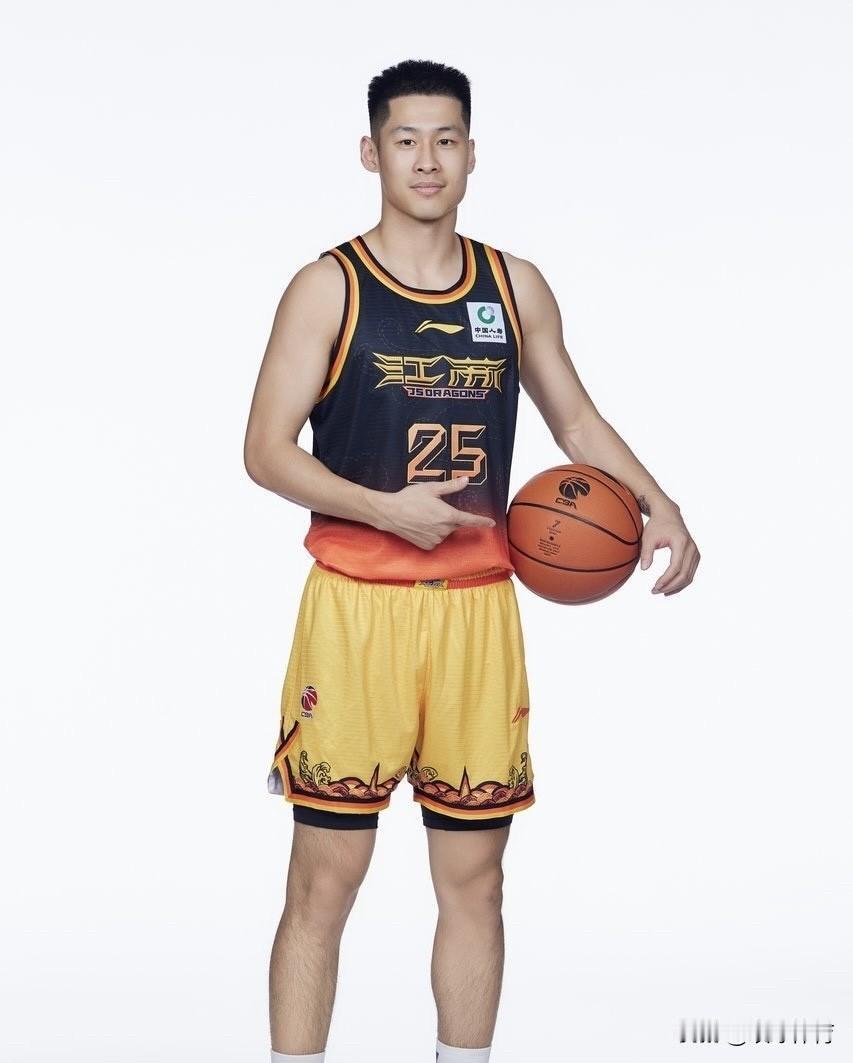据报道称，江苏男篮与上海男篮的交易达成，球员方面上海送出刘正清从江苏得到崔晓龙。