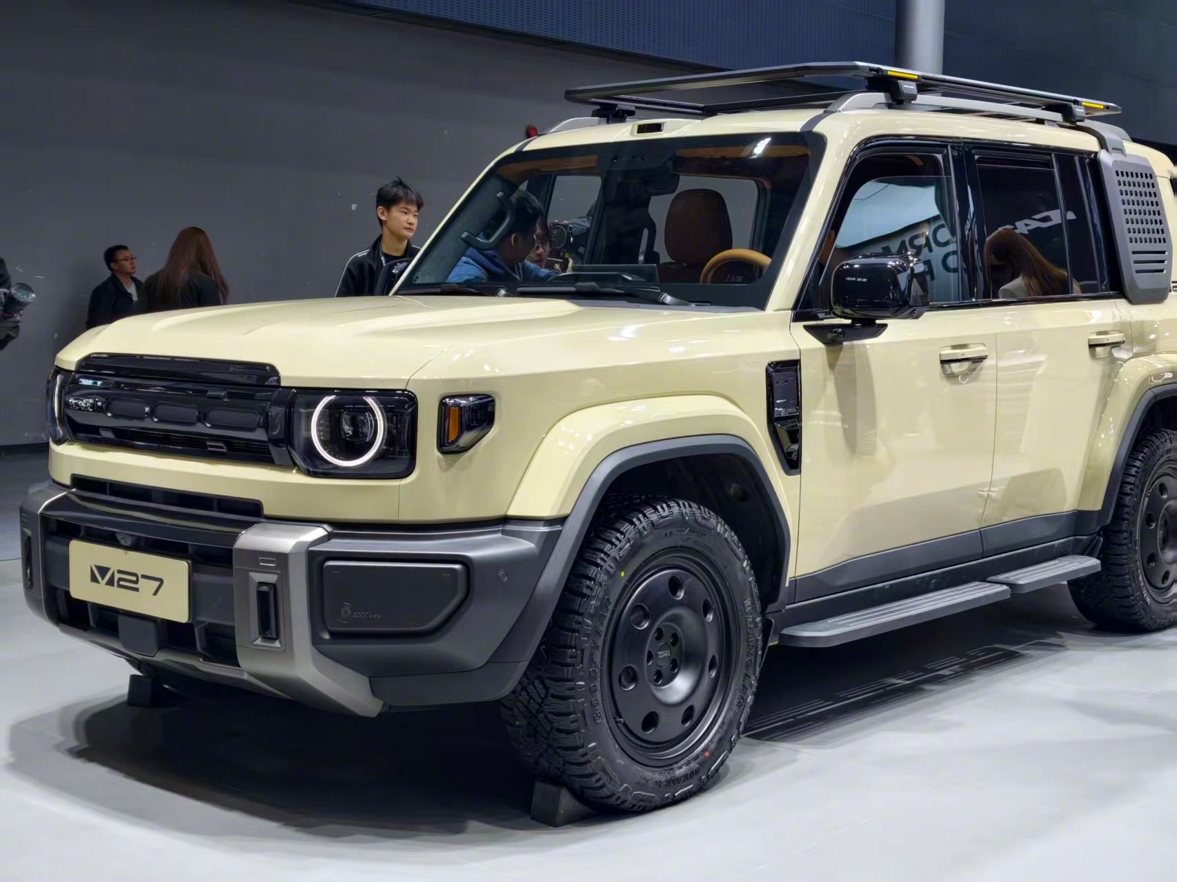 在广州车展现场，这个 iCAR V27 的展台真不错，这台 iCAR V27 方