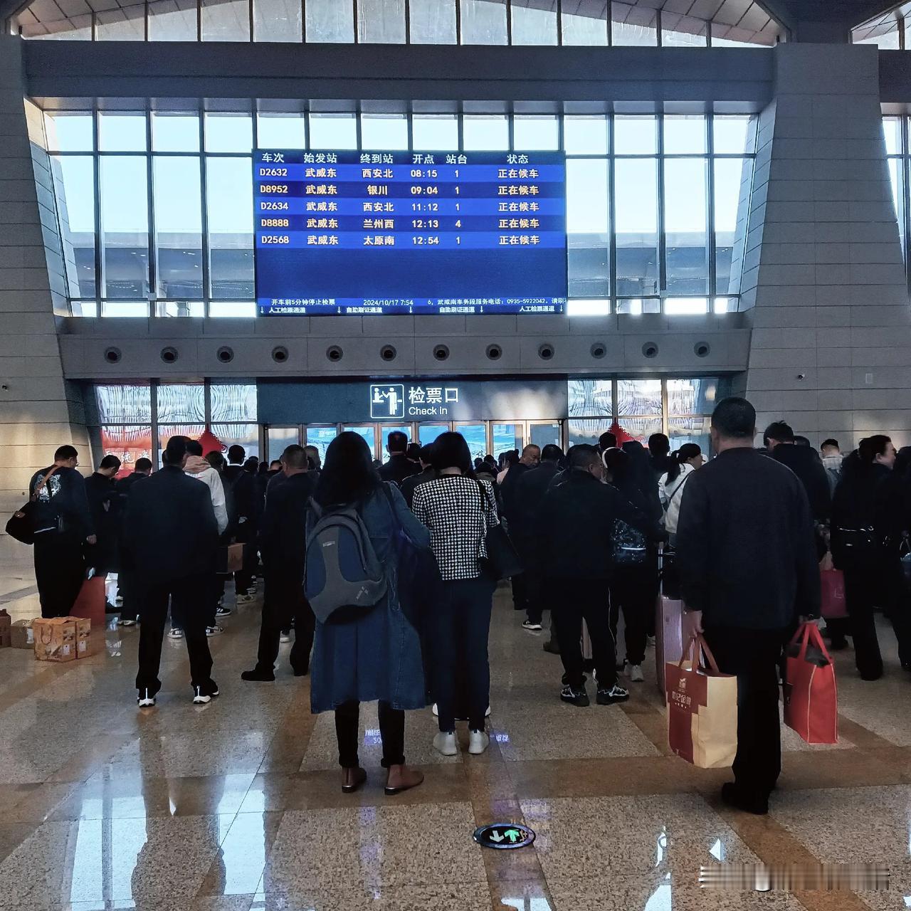 十年前，女儿们去外地上学，都是乘坐普通列车硬座去的，十几个小时甚至二十几个小时的