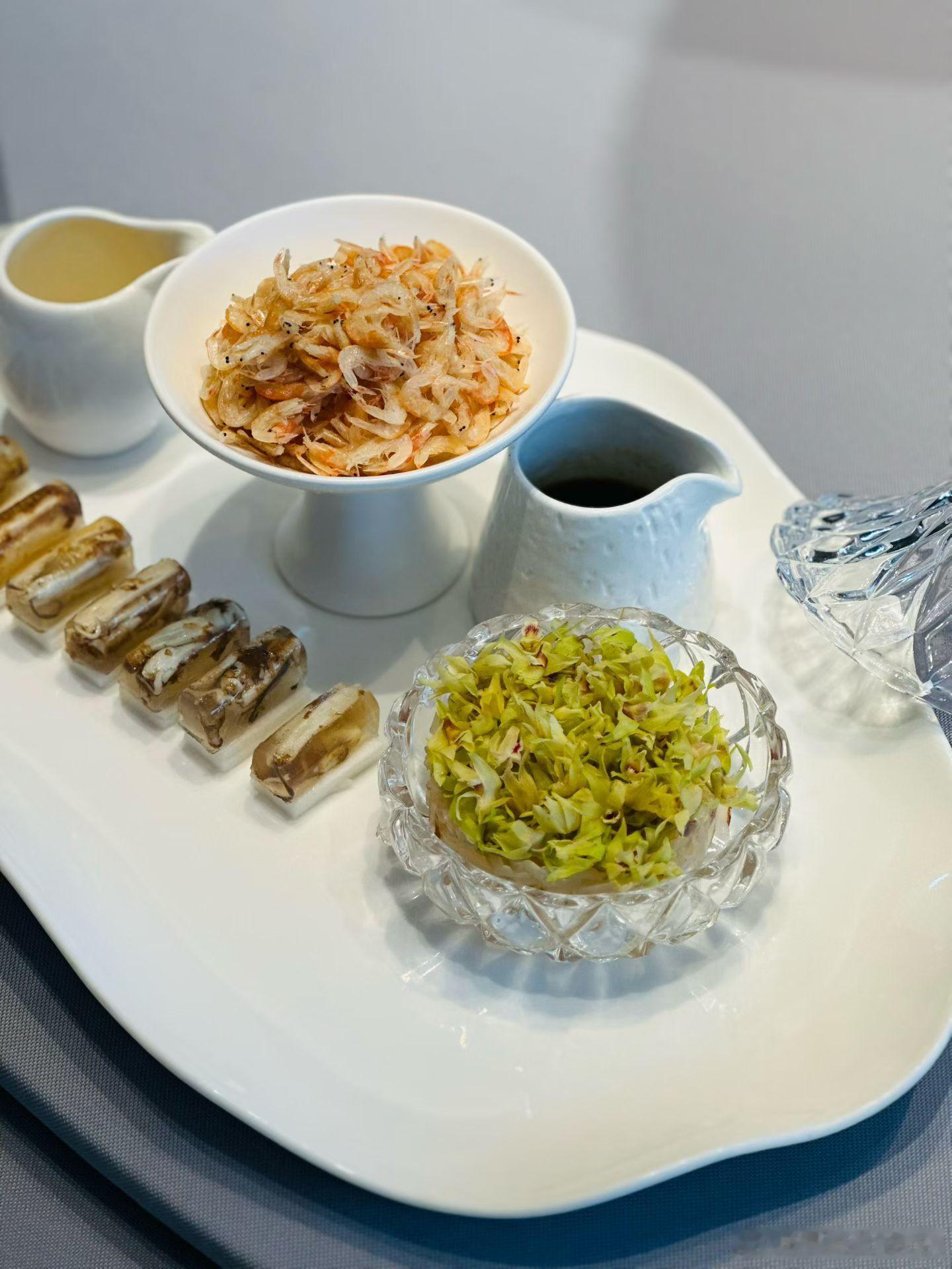 不可辜负的美食温州美食  瓯江潮起，夏宴如期，是风物与匠心的合谋。冷盘三拼是温州