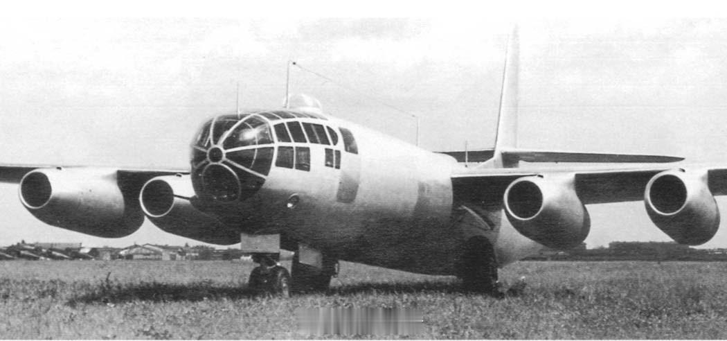 1947年7月24日，伊尔-22原型机首飞，这是苏联第一架喷气式轰炸机。它由四台