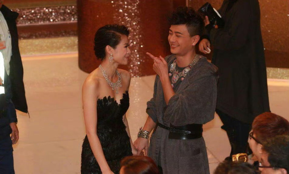黄宗泽胡杏儿8年爱情长跑两人的8年爱情长跑，最后以胡杏儿单方面宣布分手告终。这段
