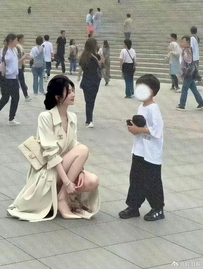 这颜值，普通人里算是顶流了吧！ 