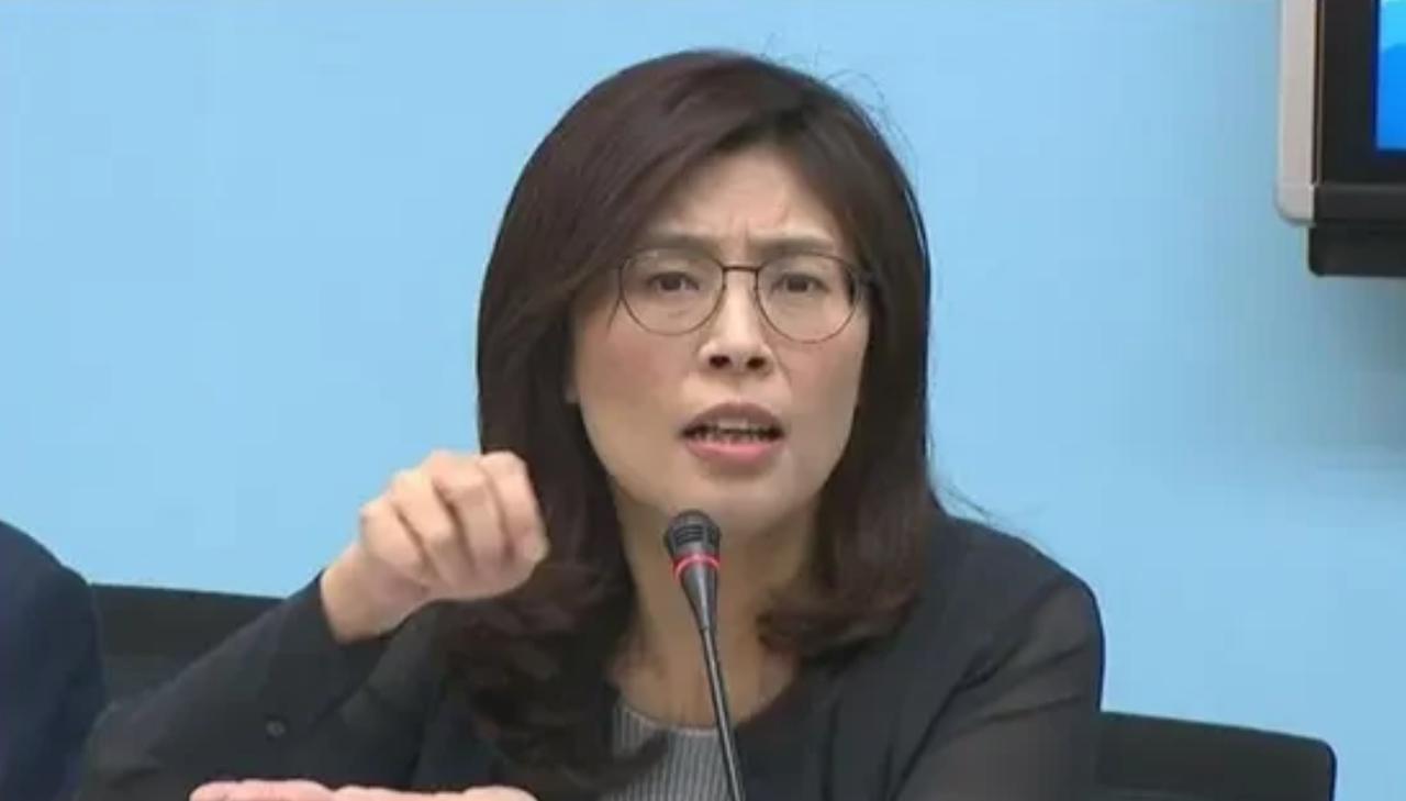 把统一寄托在他的身上，就是在痴心妄想。

说白了，现在世界局势风云变幻，而台湾人