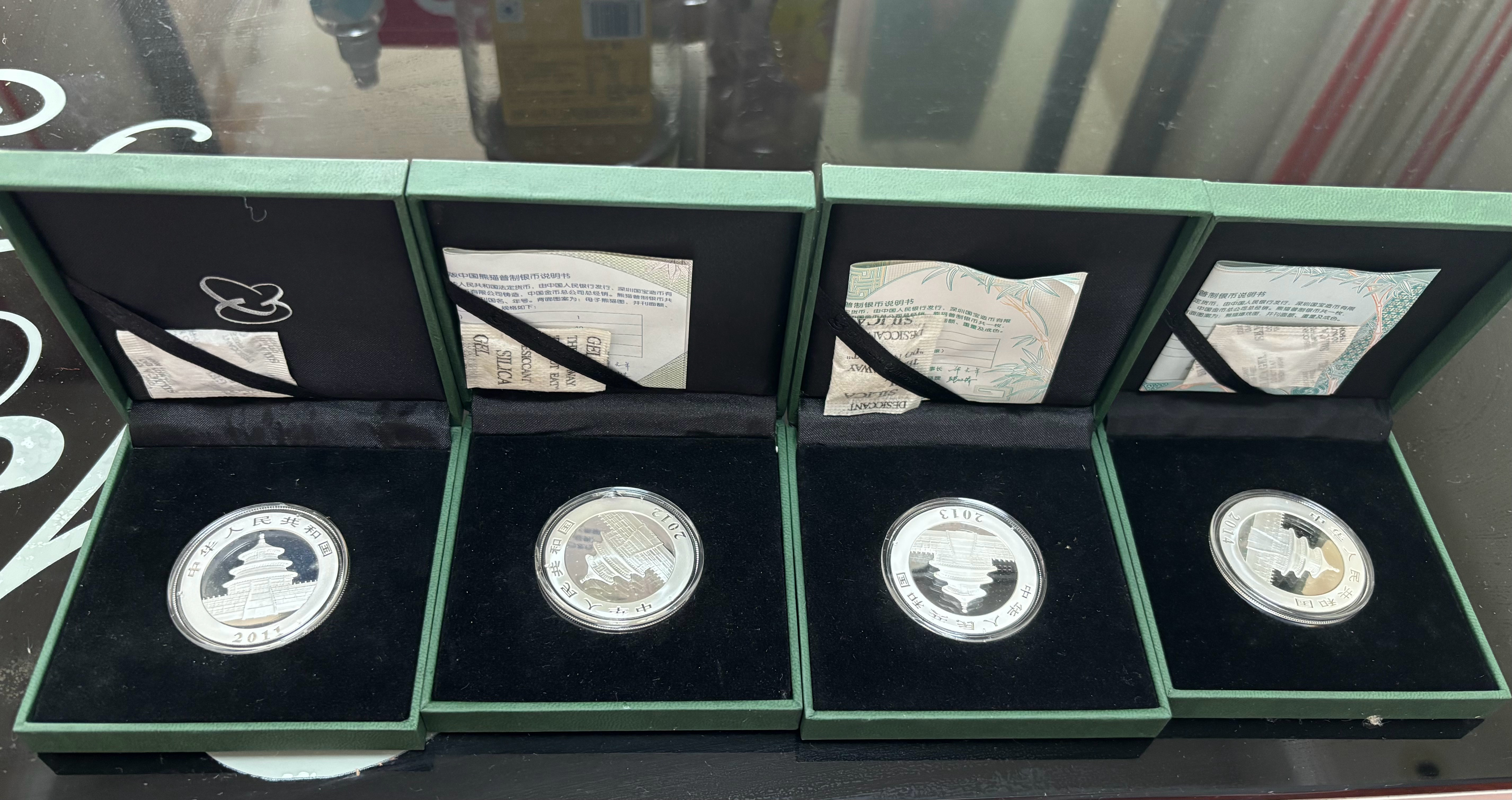 听说银价涨了，吓得我赶紧把前些年买的一些熊猫银币盘出来看了看。 2011年-20
