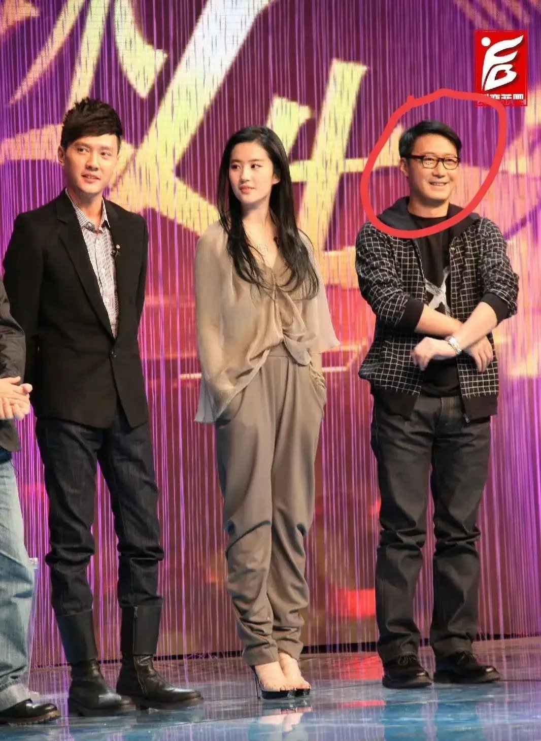 大帅哥冯绍峰和大美女刘亦菲，我认出来了，站在他们旁边这个看起来有点不起眼，戴着眼