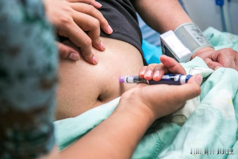 前几天收到我侄儿的电话，说他妈中风了，右侧身体不能动，在医院治疗中。我这个弟妹前