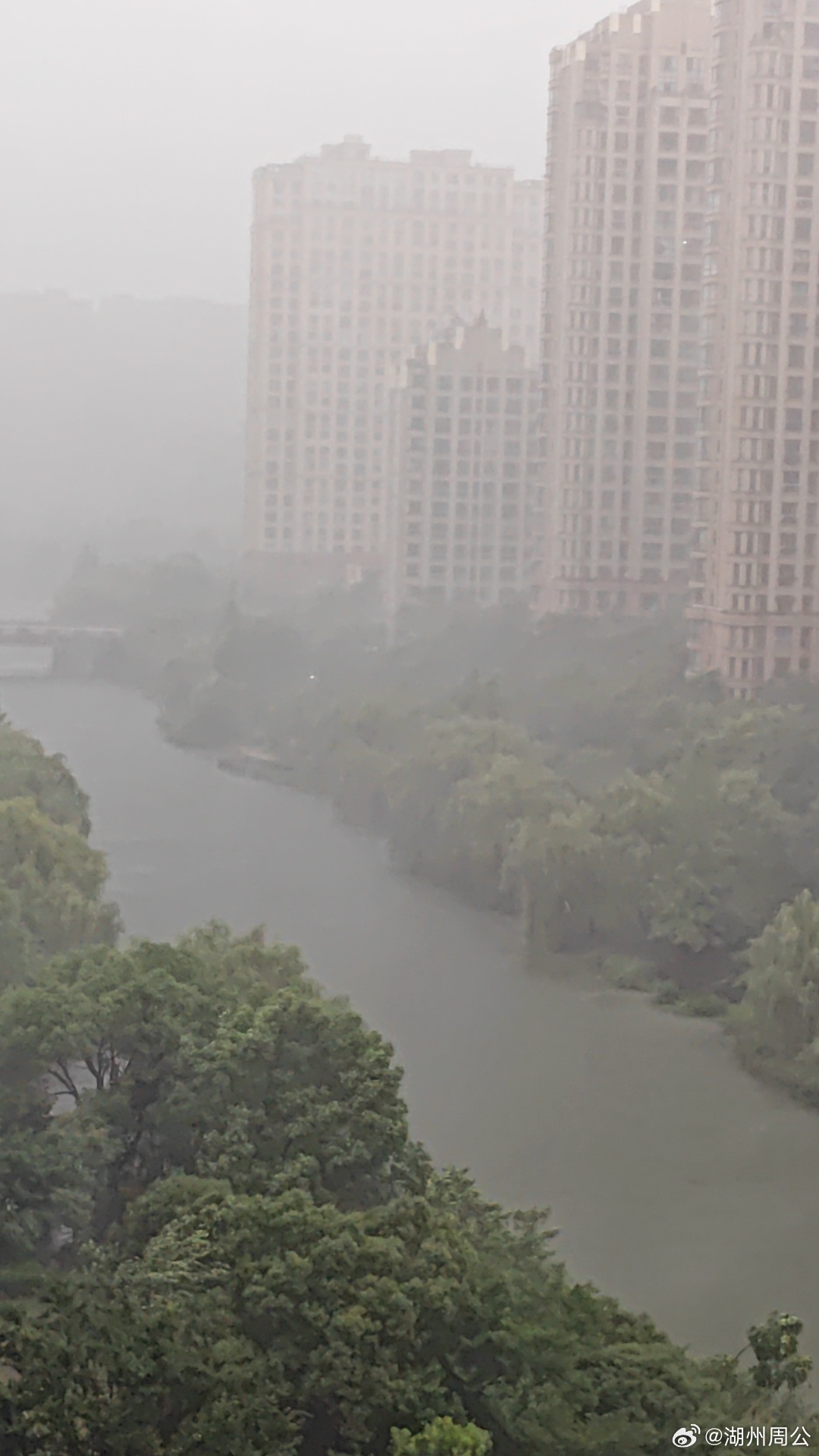 大雨笼罩小城，河面楼宇隐在烟雨薄雾里，江南雨天独有的静谧朦胧，氛围感直接拿捏住了