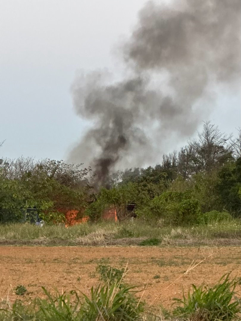 我今天有做好事，遛狗回来，坐在院子，突然发现对面废墟起火了，还越来越猛。 深感不