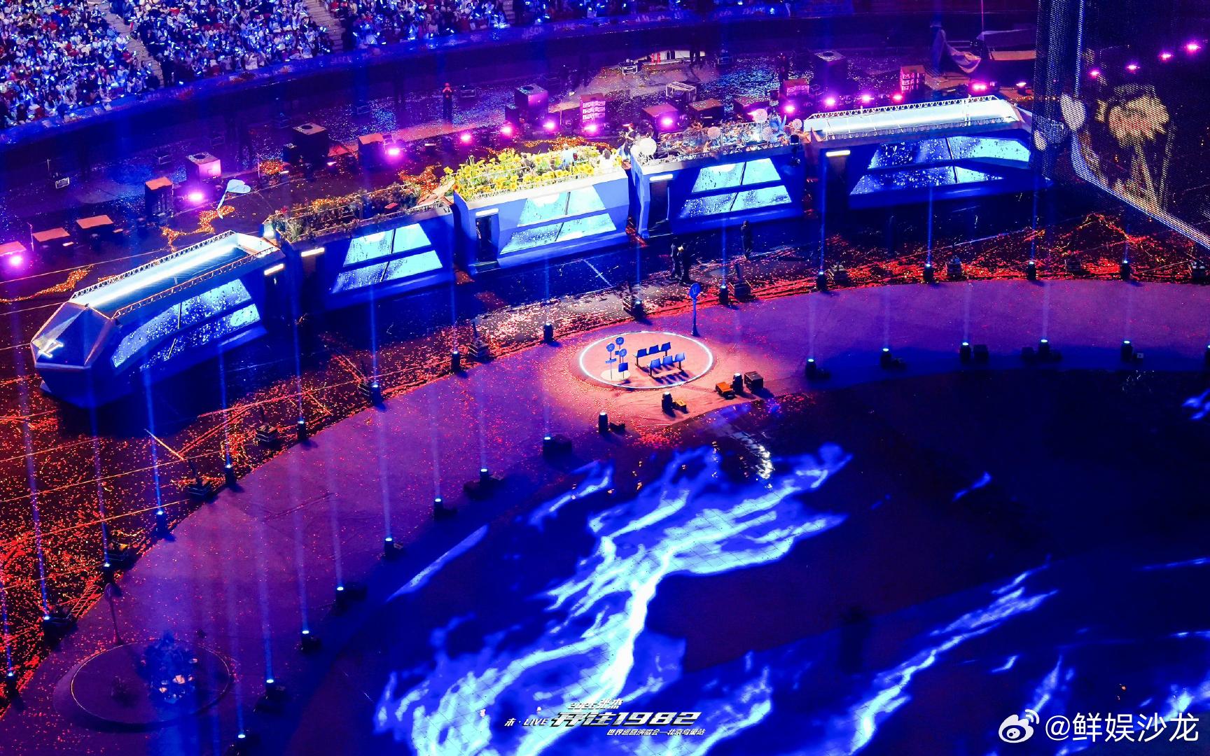 机器人到底要在张杰演唱会闯多少祸     跳着舞直接原地摆烂躺平，这机器人是上班