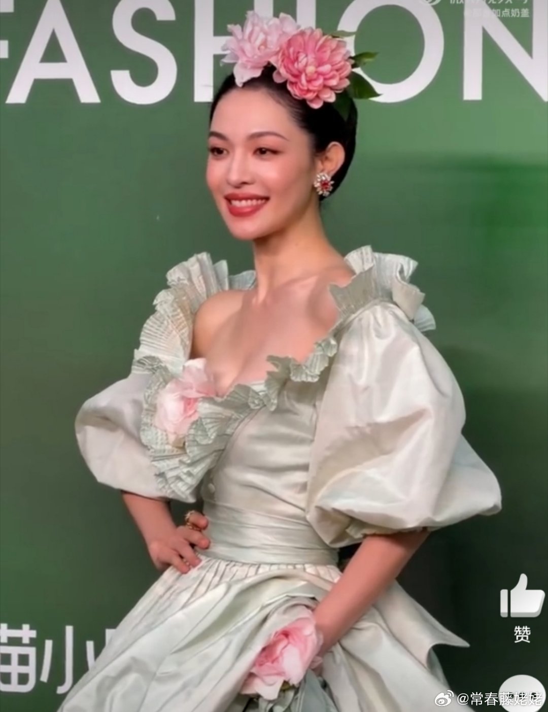 不敢想象，如果是别人顶着这两朵花会有多土[流鼻血] ​​​