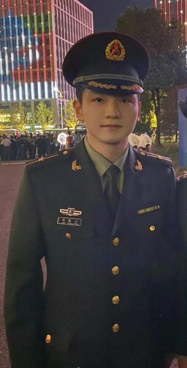 永远觉得男人最帅的衣服就是军装，穿上比赛服的小胖樊振东很帅，但是穿军装的他更帅，