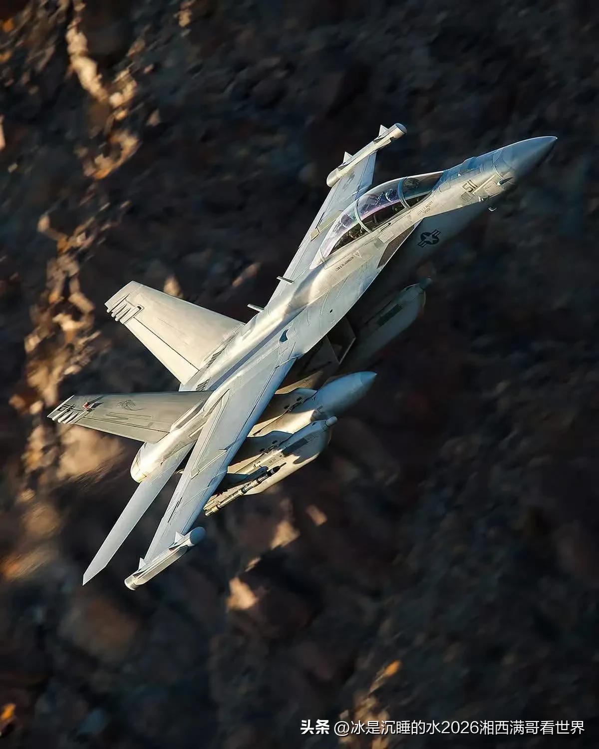 分享3张经典的美国海军航母舰载机F/A-18E/F“超级大黄蜂”的精彩靓图。这款