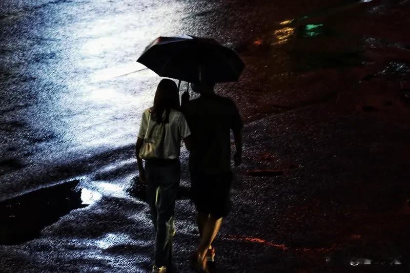 王普德《七夕晚雨》：
雷声隐隐渐西沉，雨线如弦万古吟。
鹊翼扶摇接星汉，蛛丝缭绕