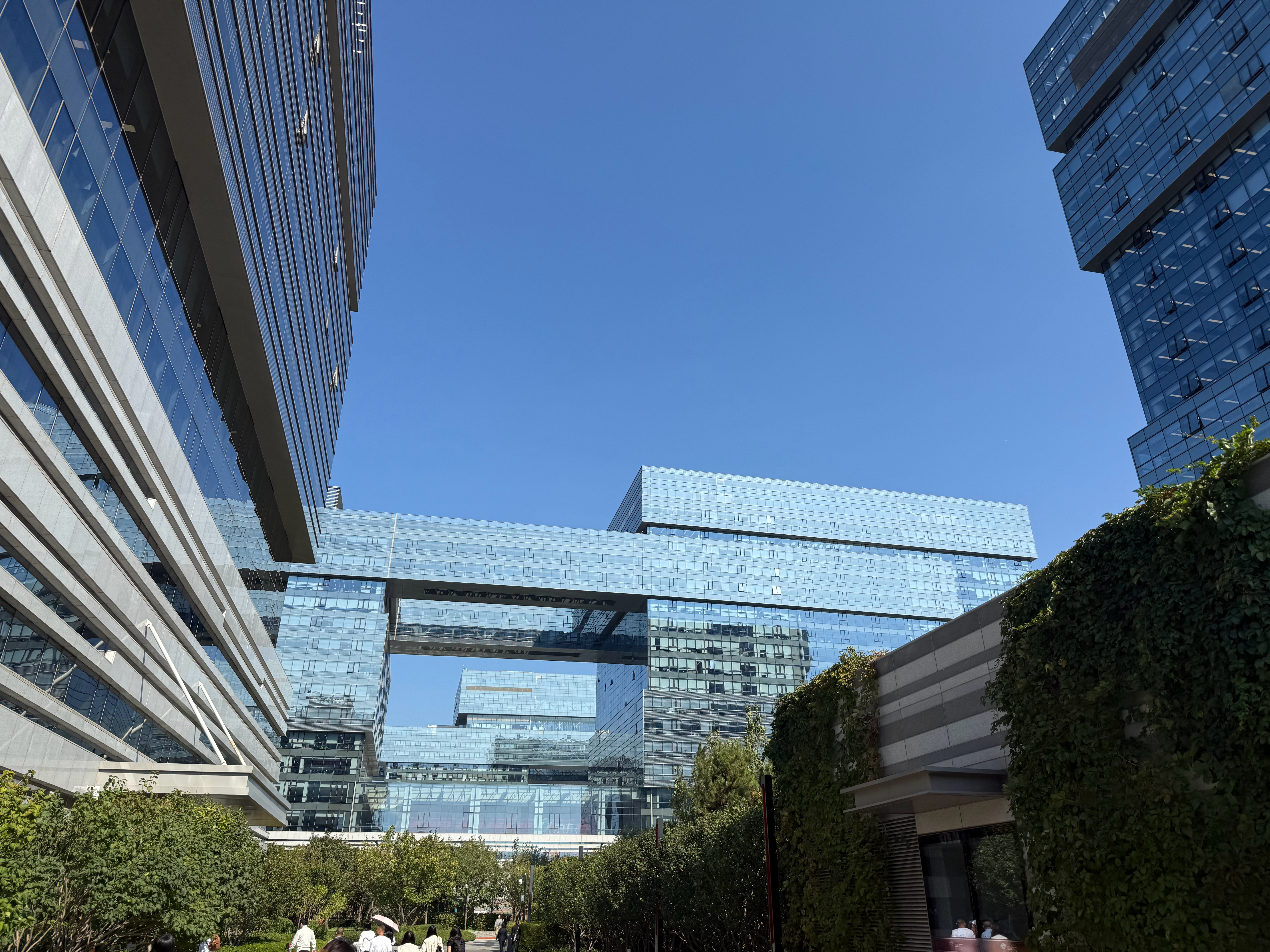到达“京东双十一惊喜开放日”的活动现场，坐等发布会的开始。[鼓掌] ​​​