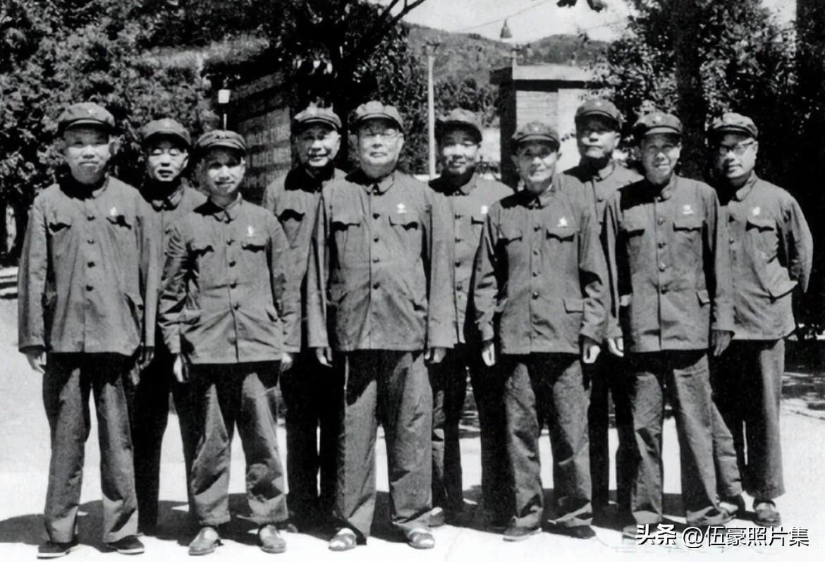 1971年6月，军事科学院党委全体成员合影。左起：王树声、彭富九、粟裕、高付乾、