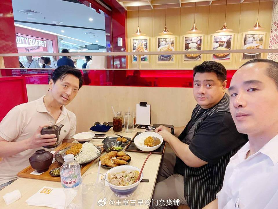 王室王室泰国王室小三和儿子 镇宅三哥，第三张照片里那个穿白衣服的男的是他未婚妻的