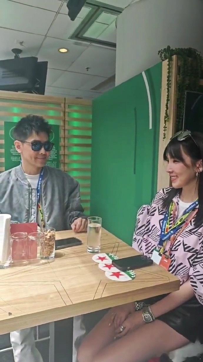 #网友偶遇林志颖陈若仪# 林志颖夫妇被网友偶遇啦，真的是冻龄夫妇吧！ ​​​