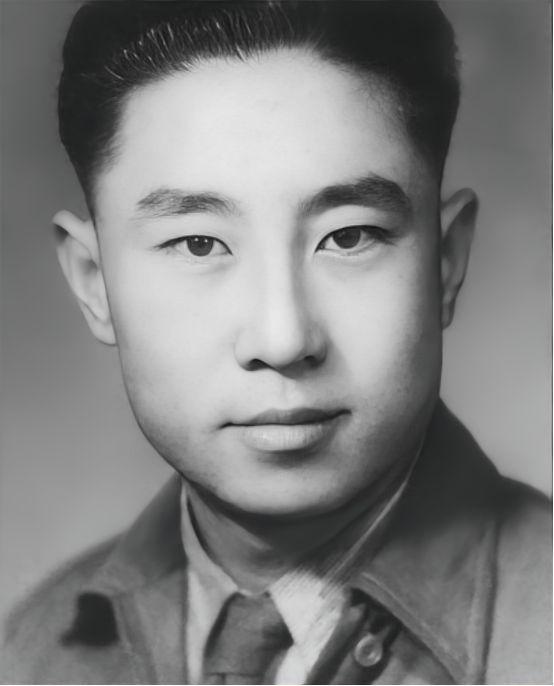 1938年，特务去小学抓地下党杨文海，谁知刚到校门口，恰巧就碰上了杨文海。特务赶