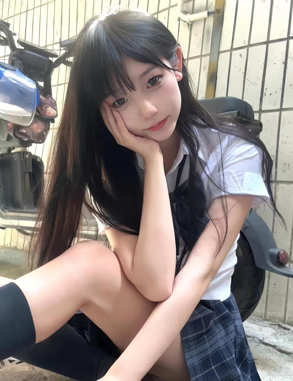 放学路的风裹着夏末的热气，白衬衫配格裙，在老巷的墙根下坐成一幅清甜的画，发梢扫过