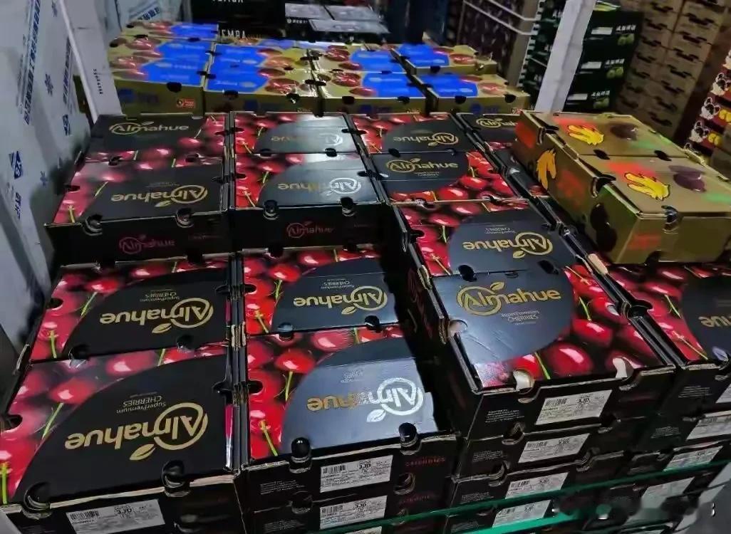 车厘子3J的价格 跌到地板价
还会跌吧？
跌一跌再吃，
老百姓需要的是低价优质的