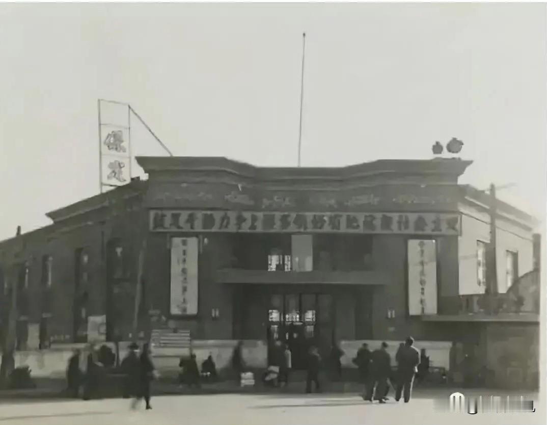 童年的记忆作标上再也找不到岁月的痕迹，历史的天空下万物变得如此陌生。