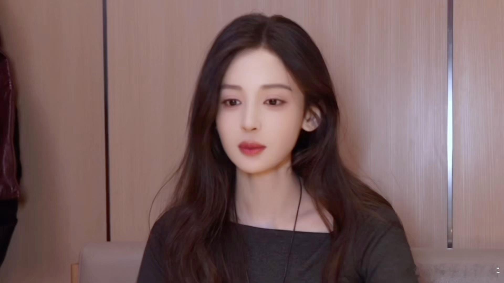 偶遇古力娜扎吃火锅 谁看了不心动？娜扎吃火锅像理想中的自己，可她从头到脚发光，随