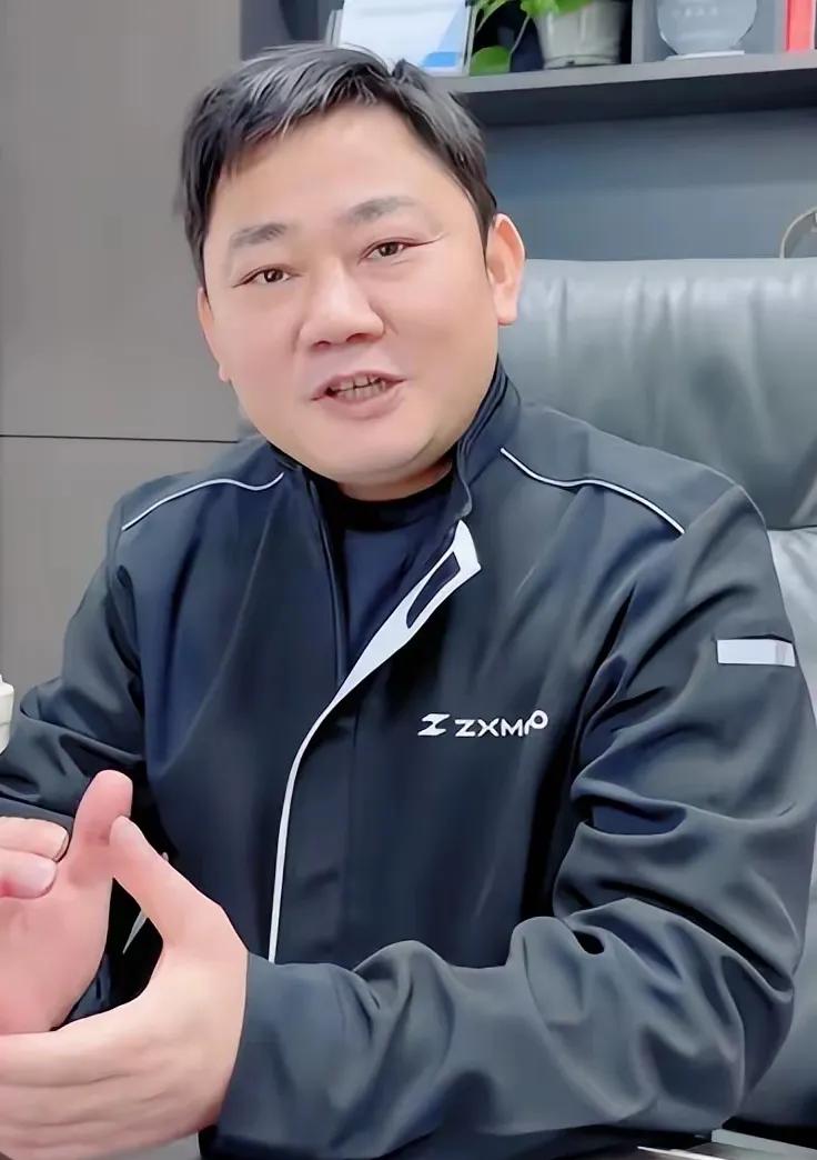张雪说，摩博会上，遇到了一个事，要跟大家说一下，有个参加过九三阅兵的人，把他的纪