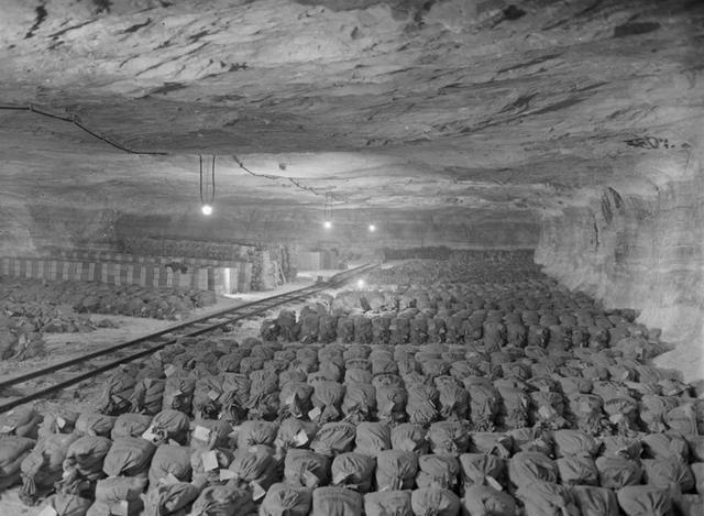 1945年4月，美军在德国默克斯发现了一个废弃的矿井。由于矿井一片漆黑，因此士兵