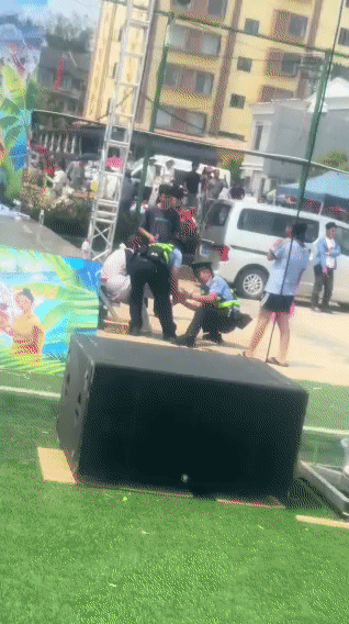 她怎么可以这样？
这算是协警吗？笑死我了，哈哈哈
警察蜀黍也太难了，不仅要辛苦维