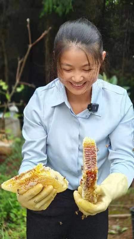 蜂巢蜜甜度适中，口感丰富！无任何化学物质，天然健康。每一口都能尝到大自然的味道。