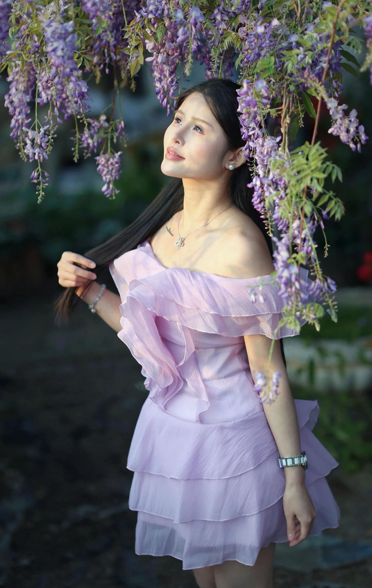 今年春天最想实现的心愿春日紫藤花架下，佳人一袭淡紫色一字肩蛋糕裙，层层叠叠的褶皱