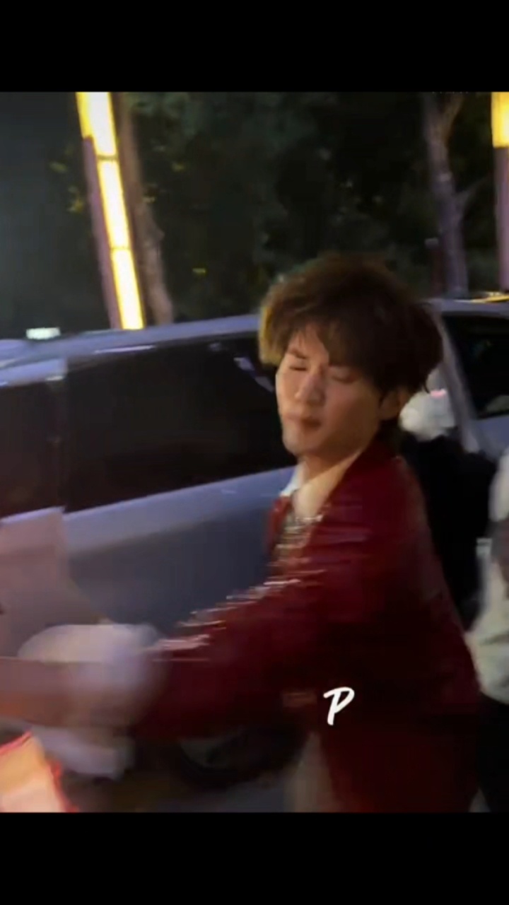 周翊然打掉私生手机不得不说，这一巴掌还是比较狠的，私生虽然很讨厌，但是艺人处理的