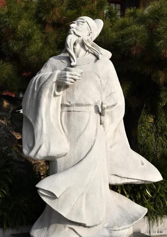 李白和杜甫谁的诗更好? 
李白是诗仙，他的诗像天上的彩虹，很美很美，但是你触摸不