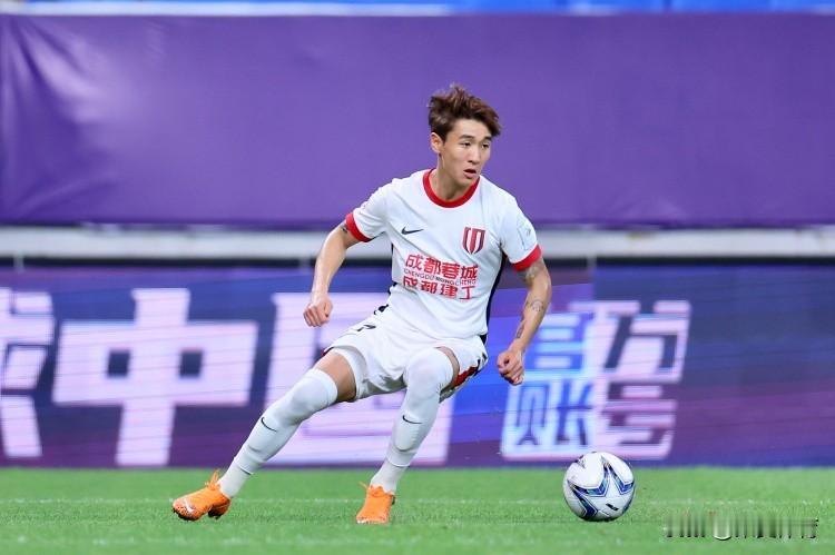 成都蓉城绝对是有温情俱乐部！在对待球队的有功之臣从来都是深情以待！
    在与