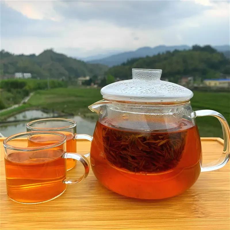 围炉煮茶正当时一盅暖酒，一壶香茗，三两挚友相伴。诗歌与美酒需趁青春时，世间最美妙