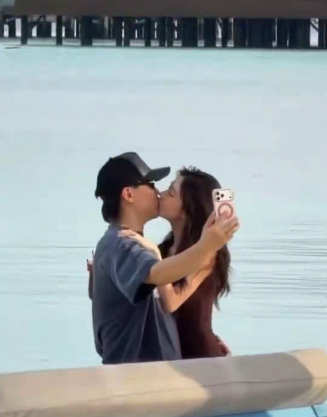 恋情实锤！胡彦斌亲吻易梦玲，相差16岁热恋照曝光，早有蛛丝马迹 