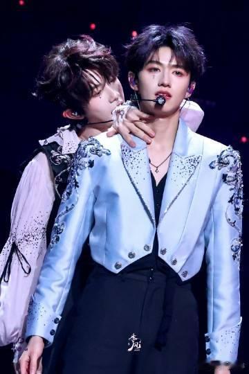 朱志鑫苏新皓掰大腿朱志鑫苏新皓双人电台全程嘴角下不来！互动可爱又有梗，掰大腿游戏