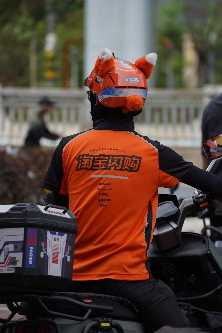 身手敏捷的橙色小哥 