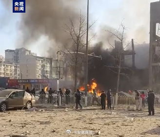 【#河北燕郊一小区底商爆炸#】今日7时55分许，河北廊坊燕郊小张各庄村一老小区底